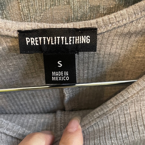 PrettyLittleThing Gray Ribbed Crop Top - Picture 3 of 4